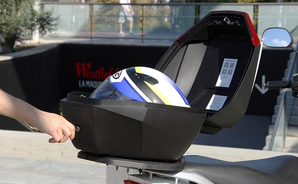 Furchtlos-SHIELD-S-Luxe-Topcase-35-Liter-am-Roller-offen